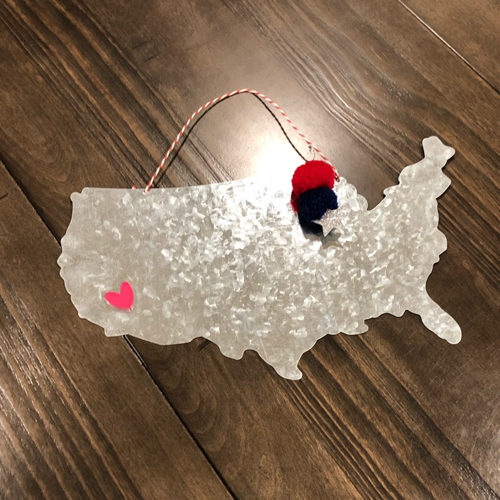 MAGNETIC USA HANGING SIGN WITH HEART MAGNET